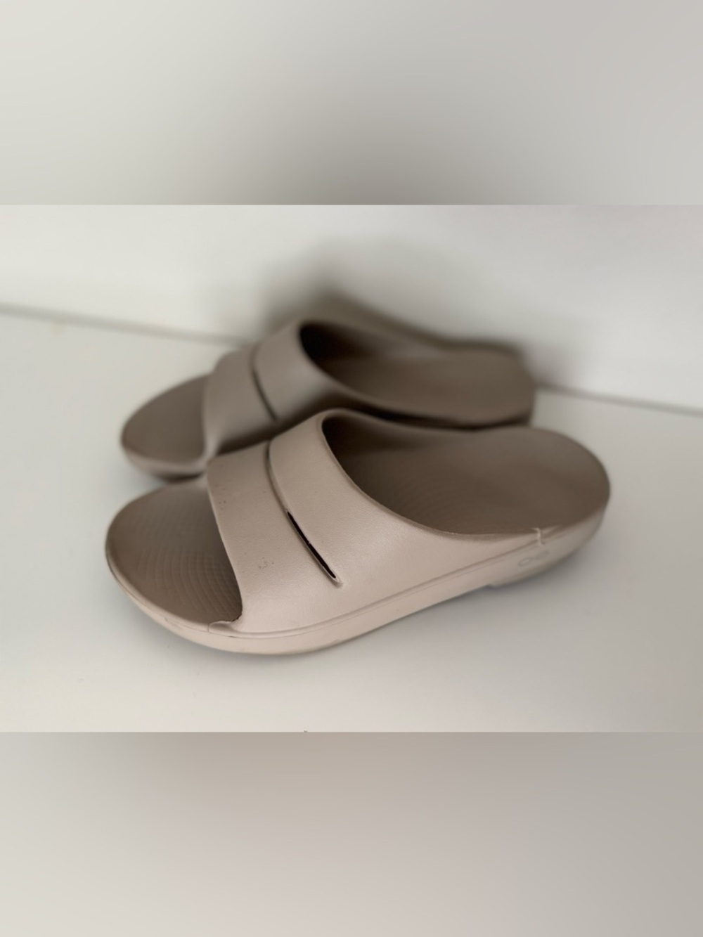 Oofos women’s size 9 beige sandals